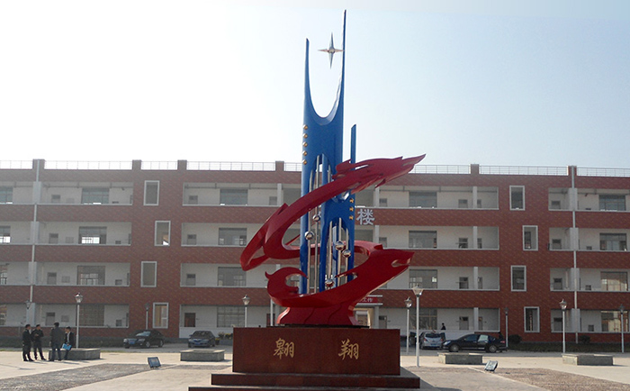 不銹鋼雕塑制作完成之后，需要對表面進行打磨噴漆，這樣才可以獲得想要的表面效果，不銹鋼雕塑打磨噴漆有一些注意事項，下面給大家介紹一下。